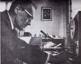 homme qui écoute une cassette