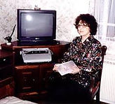 dame assise à son bureau